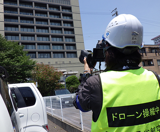 ドローンを操縦する人